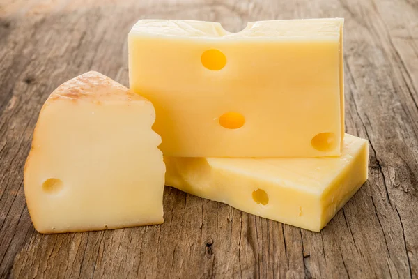 Żółty ser na drewnianym stole — Zdjęcie stockowe
