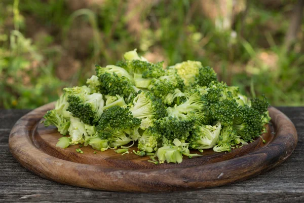 Broccoli su un piatto di legno — Foto Stock