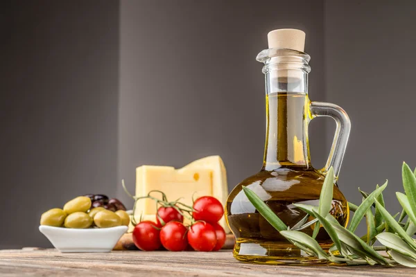 Olej, olivy, sýr a cherry rajčátky — Stock fotografie