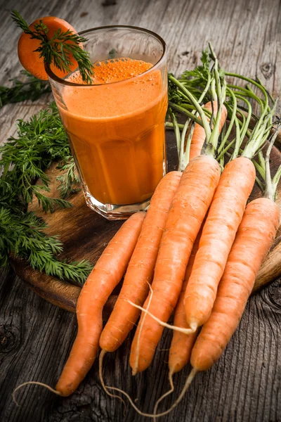 Carrot juice and carrots — Stock Photo, Image