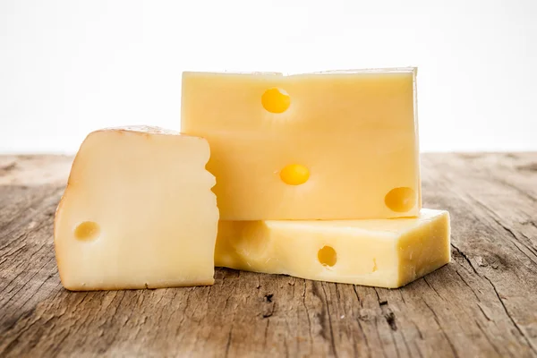 Queijo amarelo na mesa de madeira — Fotografia de Stock