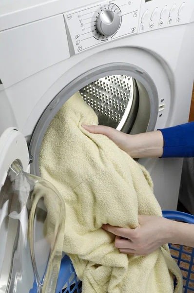 Mãos segurando roupas sujas — Fotografia de Stock