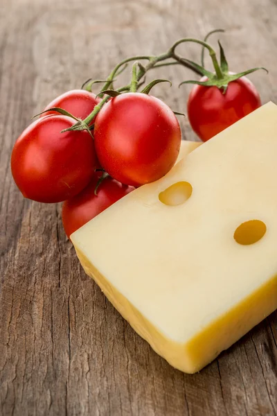 Tomates cereja e queijo — Fotografia de Stock