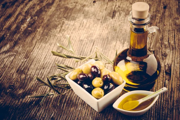 Aceitunas frescas y aceite de oliva — Foto de Stock