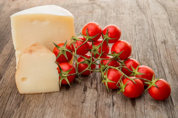 Tomates cereja e queijo — Fotografia de Stock