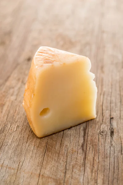 Queijo amarelo na mesa de madeira — Fotografia de Stock