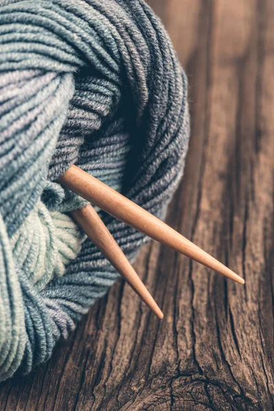 Knitting needles and yarn — Stock Photo, Image