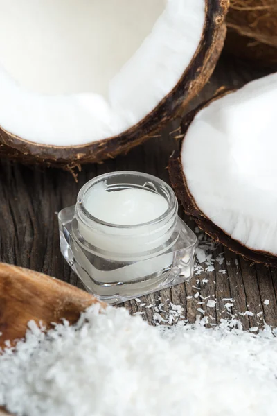 Coconuts and organic Natural facial cream — Stock Photo, Image