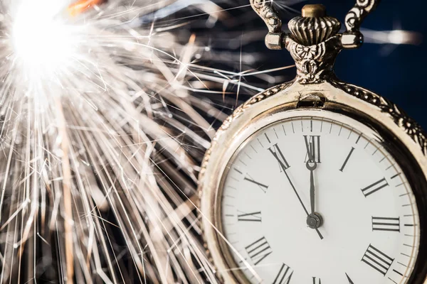 Orologio nuovo anno su sfondo astratto — Foto Stock