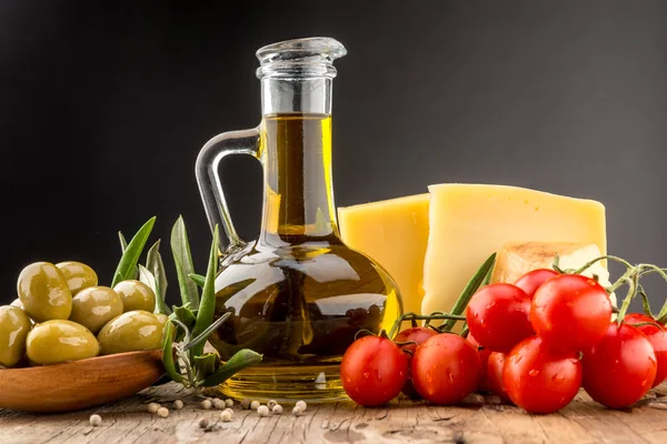 Öl, Oliven, Käse und Kirschtomaten — Stockfoto