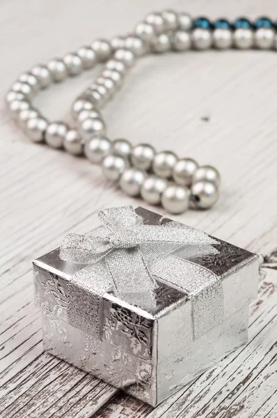 Silver gift box and pearls — Stock Photo, Image