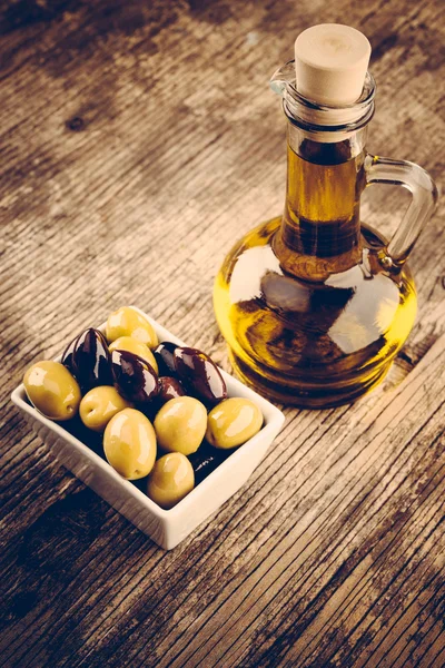 Fresh olives and olive oil — Stock Photo, Image