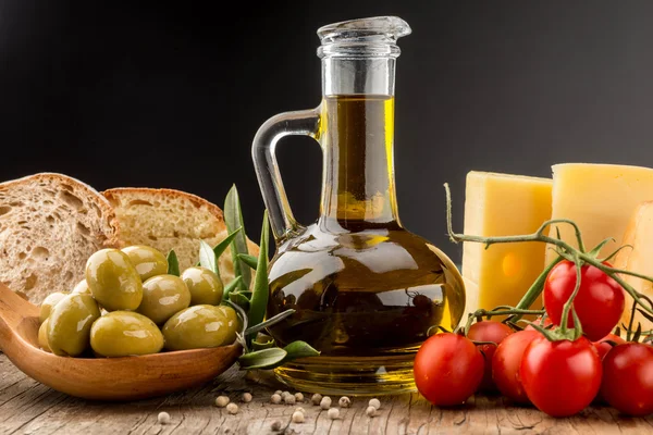 Öl, Oliven, Käse und Kirschtomaten — Stockfoto