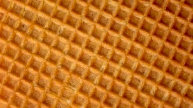 Kapalı kapaklı waffle 'lar dairesel bir dönüşle hareket eder. Waffle koni arkaplanının dokusu