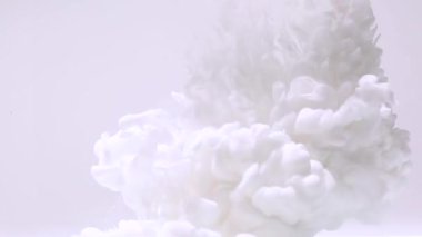 Suya beyaz boya sıçramalarının soyut arkaplanı, açık renk patlaması, sıçrama ve süt yayılması.