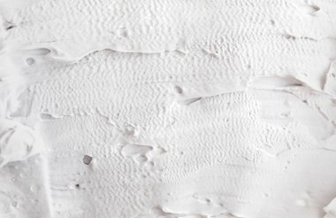 kaba, yoğun boya darbeleri. Yüzeyin beyaz soyut dokusu ve macunun hacim azaltma yapısı