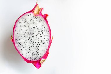 Pitahaya Ejderha Meyvesi taze yarısı beyaz hamurla kesilmiş ve beyaz arka planda balck tohumları. Metin veya başlık için boş yeri olan Pitaya meyveli üst görünüm fotoğrafçılığı