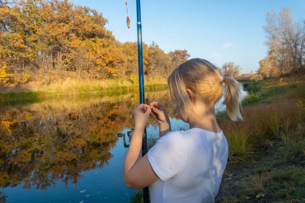 Jesienią Łowimy Ryby Młoda Kobieta Kładzie Przynętę Haku Wędki Koncepcja — Zdjęcie stockowe