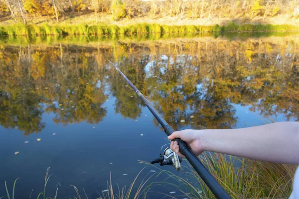 Vrouwelijke Visser Houdt Vishengel Met Draaiende Haspel Boven Water Oppervlak — Stockfoto