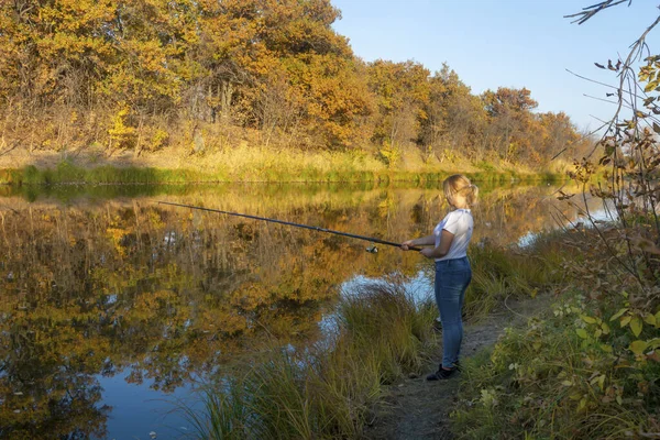 Mujer Rubia Joven Está Pescando Con Caña Pescar Otoño Río —  Fotos de Stock