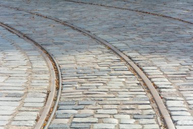 Taşların üzerindeki eski tramvay rayları. Seçici odak, sığ alan derinliği, bulanık.
