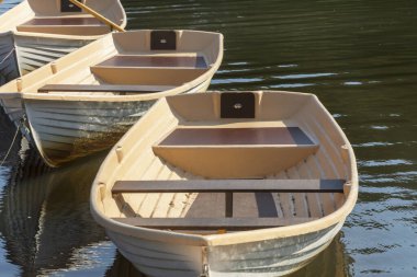 Kıyıya yakın nehirde yürüyüş için tekneler. Seçici odak.