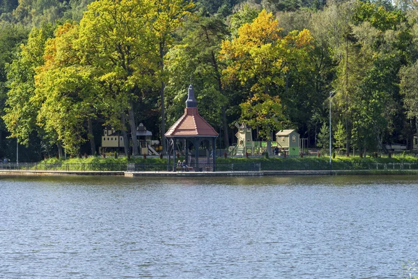 Parque Ciudad Con Lago Otoño Lugar Para Que Gente Camine —  Fotos de Stock