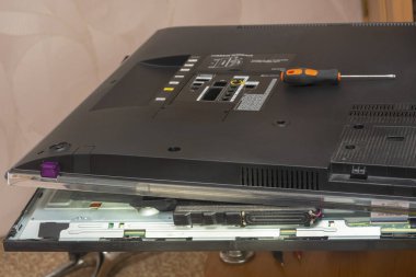 LCD TV tamiri, servis merkezi. Monitörün arka paneli çıkarıldı. Yakın çekim, seçici odaklanma.