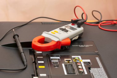 Servis merkezindeki LCD TV 'nin arkasında Multimetre var. Monitör arızası arayın. Yakın çekim, seçici odaklanma.