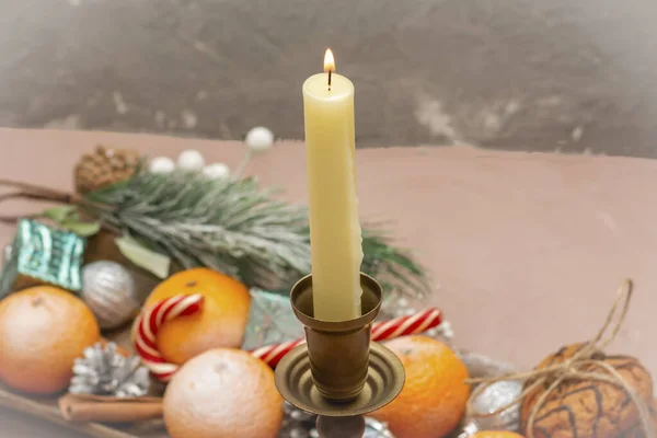 Nieuwjaarskaars Tafel Met Mandarijnen Snoep Selectieve Focus Wazige Achtergrond — Stockfoto