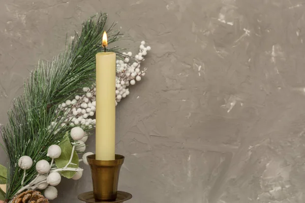 Feuer Der Weißen Kerze Vor Dem Hintergrund Des Weihnachtsbaumzweiges Und — Stockfoto