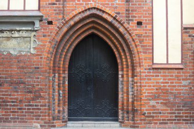 Eski kalenin kemerinde büyük çift kapılar. Avrupa 'nın antik mimarisi.