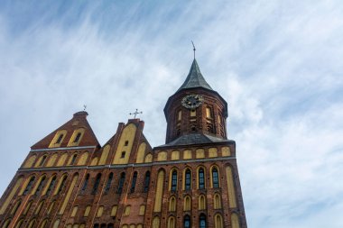 Kaliningrad, Rusya - Eylül 2020: Kalininingrad 'daki Kant Adası' ndaki Keninsberg Katedrali. Kulesi olan eski bir şatonun alt manzarası..