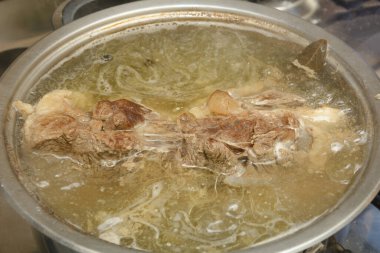 Domuz eti, yağ suyunda pişirilir. Çorbalı güveç yakın plan, seçici odaklı..