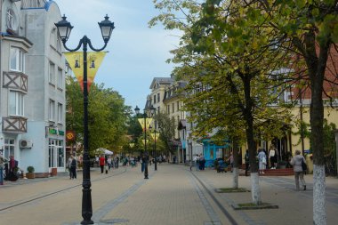 Zelenogradsk, Kaliningrad bölgesi, Rusya - Eylül 2020: Kurortny prospect, turist sokağı. Antik binalar boyunca yürüme alanı.