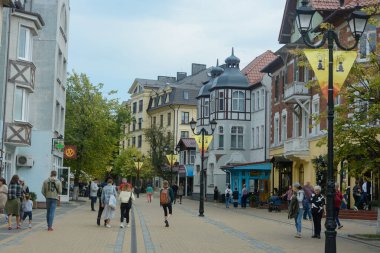 Zelenogradsk, Kaliningrad bölgesi, Rusya - Eylül 2020: Kurortny prospect. Yayalar ve turistler için sokak.