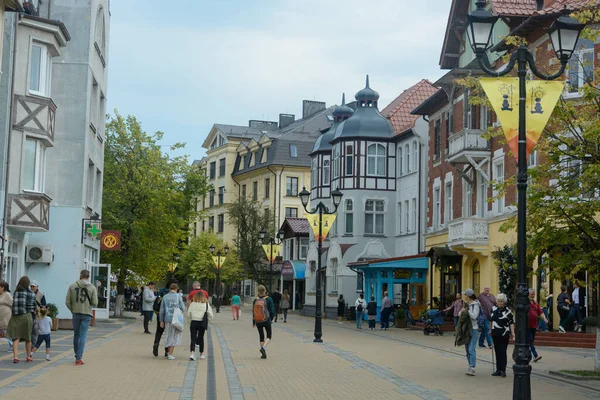 Zelenogradsk, Kaliningrad bölgesi, Rusya - Eylül 2020: Kurortny prospect. Yayalar ve turistler için sokak.