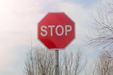 Yol tabelası. Yolun tehlikeli bölümündeki sürücülere uyarı.