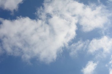 Baharda mavi gökyüzüne karşı tüy bulutları. Soyut arkaplan, kopyalama alanı.