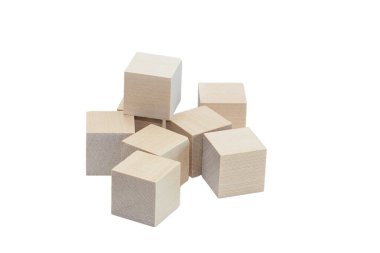 Tahta küpler rastgele dağılmış. Beyaz arkaplan üzerinde izole edilmiş.