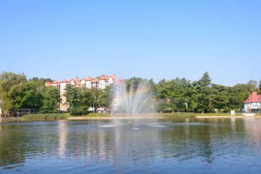 Gökkuşağı fışkıran suyun üzerindeki çeşme. Seçici odak, bulanık.