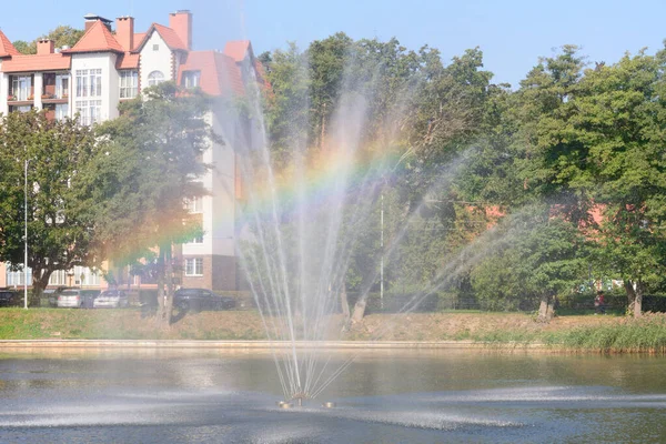 Fontana Con Arcobaleno Pieno Sole Focus Selettivo Sfocatura — Foto Stock