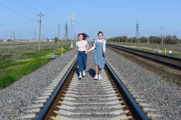 Menina Adolescente Mão Com Jovem Corre Longo Dos Trilhos Ferrovia — Fotografia de Stock