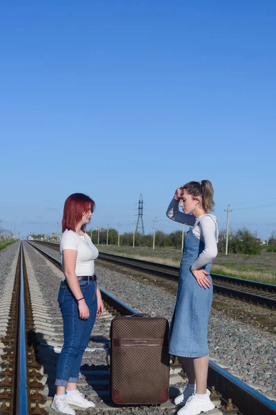 Duas Jovens Mulheres Estão Cansadas Malas Caminho Ferro Conceito Viagem — Fotografia de Stock