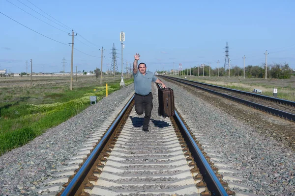 Man Met Koffer Loopt Langs Spoorweg Reiziger Miste Zijn Trein Rechtenvrije Stockafbeeldingen