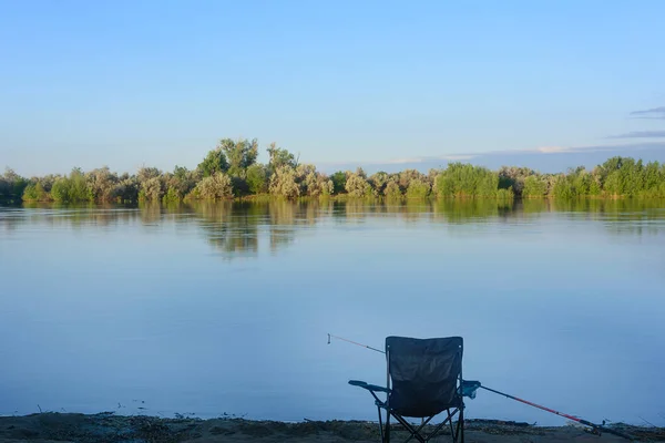 Πρωινό Ψάρεμα Στο Ποτάμι Καρέκλα Ψαρά Και Καλάμι Ψαρέματος Καμπάνα — Φωτογραφία Αρχείου