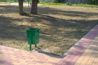 Demir vazo şehir parkında. Ekoloji kavramı.