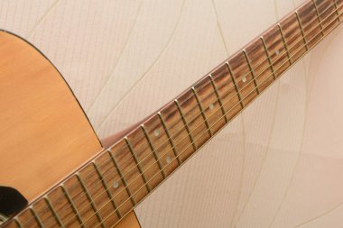 Telli bir gitar boynu. Çapraz, seçici odak.