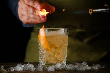 Barmen kokteyl hazırlıyor.