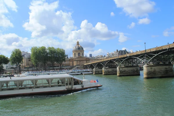 パリ、フランスの歩行者橋 — ストック写真